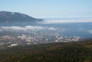Вид на Ялту з Ай-Петрі — вершина Кримських гір.
