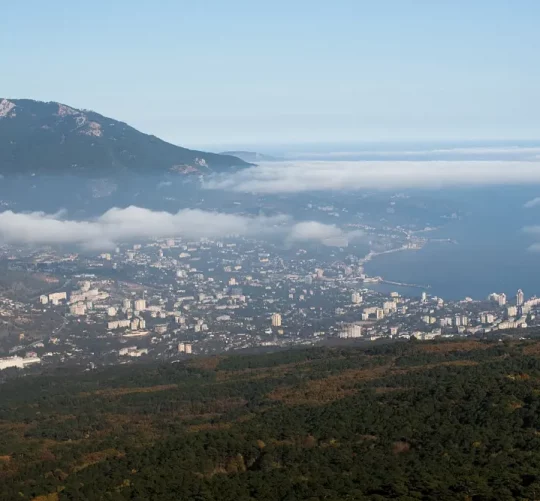 Вид на Ялту з Ай-Петрі — вершина Кримських гір.