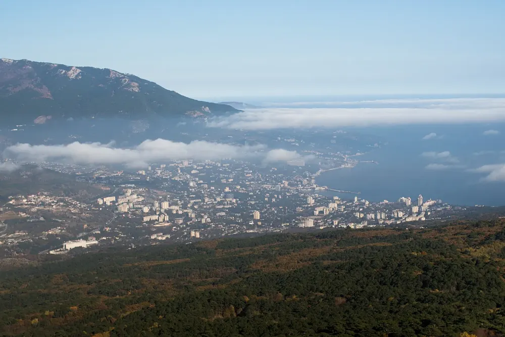 Вид на Ялту з Ай-Петрі — вершина Кримських гір.