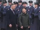 Президент Польщі Кароль Навроцький та президент України Володимир Зеленський проходять повз почесну варту під час церемонії зустрічі в Президентському палаці 19 грудня 2025 року у Варшаві
