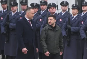 Президент Польщі Кароль Навроцький та президент України Володимир Зеленський проходять повз почесну варту під час церемонії зустрічі в Президентському палаці 19 грудня 2025 року у Варшаві