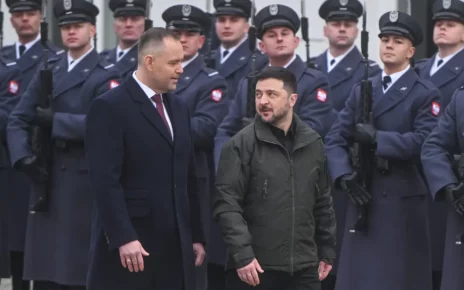 Президент Польщі Кароль Навроцький та президент України Володимир Зеленський проходять повз почесну варту під час церемонії зустрічі в Президентському палаці 19 грудня 2025 року у Варшаві