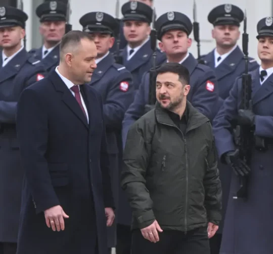 Президент Польщі Кароль Навроцький та президент України Володимир Зеленський проходять повз почесну варту під час церемонії зустрічі в Президентському палаці 19 грудня 2025 року у Варшаві