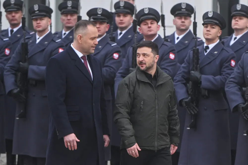 Президент Польщі Кароль Навроцький та президент України Володимир Зеленський проходять повз почесну варту під час церемонії зустрічі в Президентському палаці 19 грудня 2025 року у Варшаві