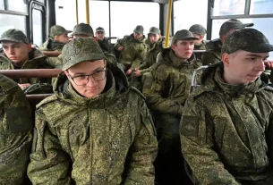 військові російські новобранці їдуть на автобусі