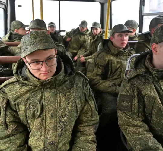 військові російські новобранці їдуть на автобусі