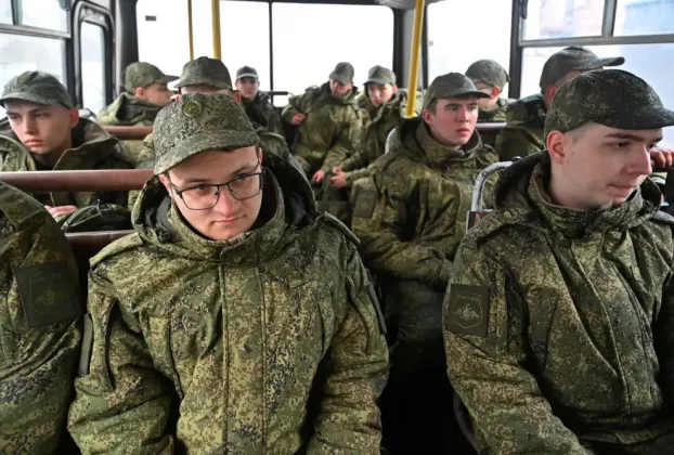 військові російські новобранці їдуть на автобусі