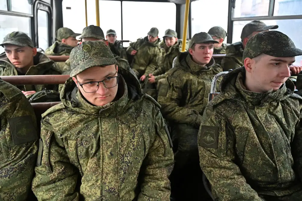 військові російські новобранці їдуть на автобусі