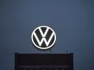 лого автовиробника VW на будівлі заводу