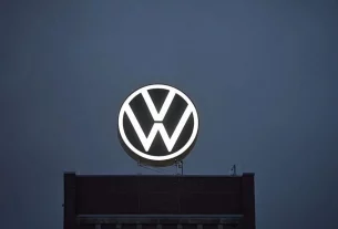 лого автовиробника VW на будівлі заводу