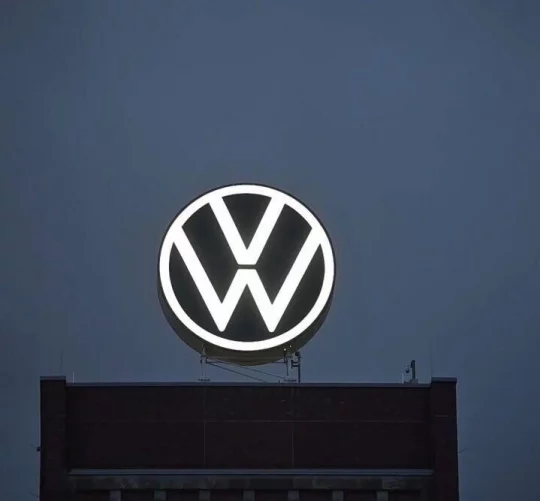 лого автовиробника VW на будівлі заводу