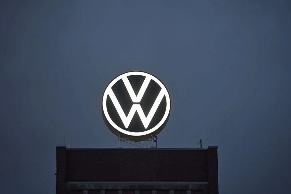 лого автовиробника VW на будівлі заводу