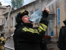 пожежник п'є воду