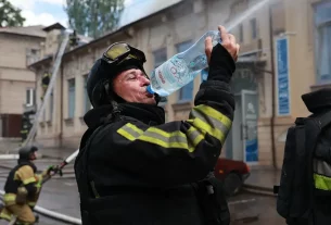 пожежник п'є воду