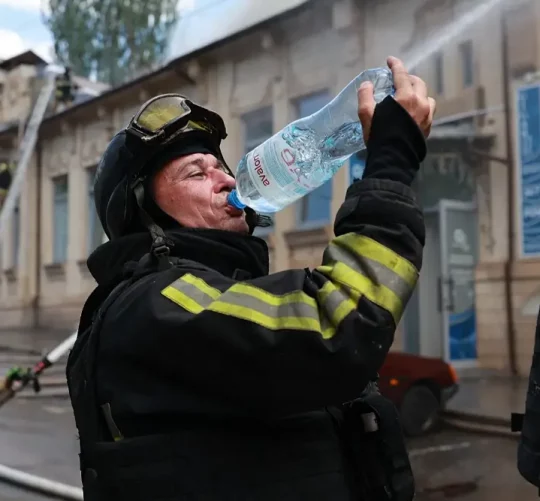 пожежник п'є воду