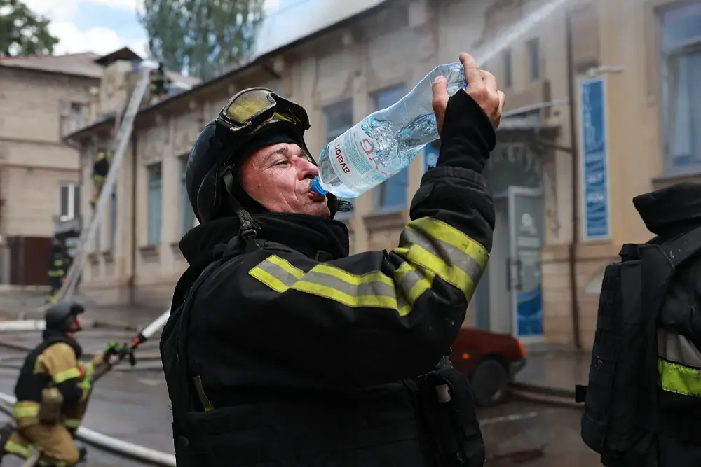 пожежник п'є воду