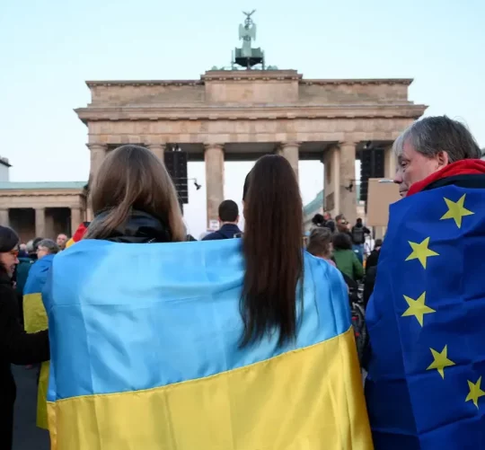 9 березня 2025 року перед Бранденбурзькими воротами в Берліні зібралися демонстранти на підтримку України