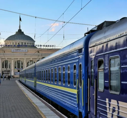Потяг Укрзалізниці на вокзалі у Одесі