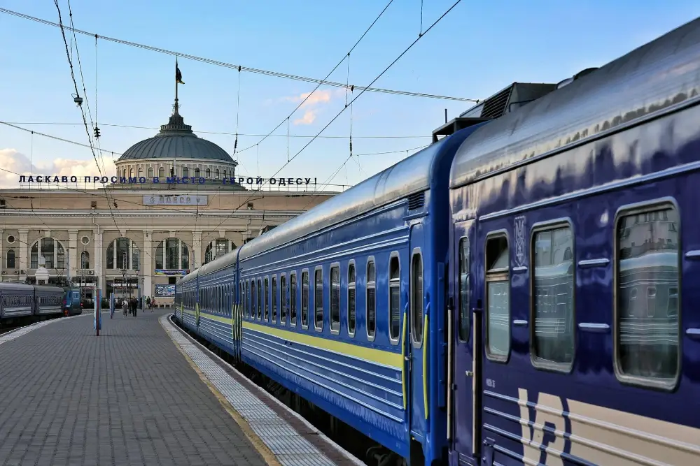 Потяг Укрзалізниці на вокзалі у Одесі