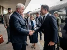 Міністр закордонних справ України Андрій Сибіга вітає генерального секретаря НАТО Марка Рютте на київському вокзалі