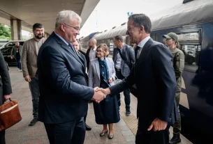 Міністр закордонних справ України Андрій Сибіга вітає генерального секретаря НАТО Марка Рютте на київському вокзалі