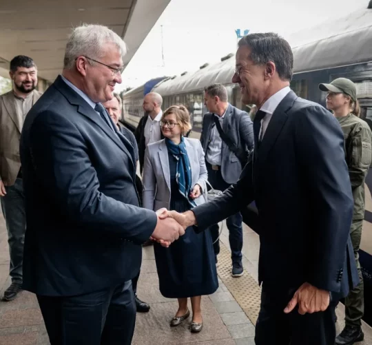 Міністр закордонних справ України Андрій Сибіга вітає генерального секретаря НАТО Марка Рютте на київському вокзалі