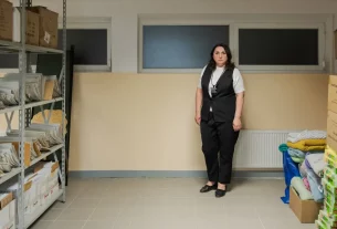 Лігіта Вісоцкіене, директорка початкової школи у Вільнюсі (Литва), у приміщенні, яке школа використовує для укриття