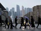 Люди переходять вулицю в Москві 2 квітня 2026 року