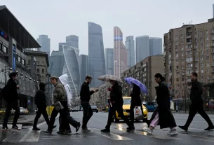 Люди переходять вулицю в Москві 2 квітня 2026 року