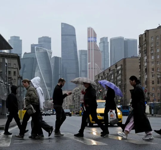 Люди переходять вулицю в Москві 2 квітня 2026 року