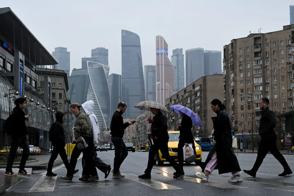 Люди переходять вулицю в Москві 2 квітня 2026 року