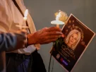 Члени громади тримають свічки, збираючись на молитву за Ірину Заруцьку, яка була смертельно поранена ножем у приміському поїзді 22 вересня 2025 року в Шарлотті, Північна Кароліна