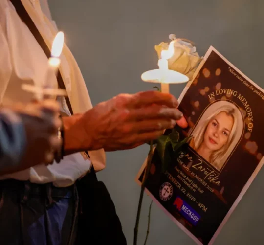 Члени громади тримають свічки, збираючись на молитву за Ірину Заруцьку, яка була смертельно поранена ножем у приміському поїзді 22 вересня 2025 року в Шарлотті, Північна Кароліна