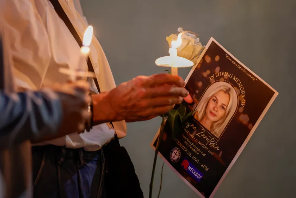 Члени громади тримають свічки, збираючись на молитву за Ірину Заруцьку, яка була смертельно поранена ножем у приміському поїзді 22 вересня 2025 року в Шарлотті, Північна Кароліна