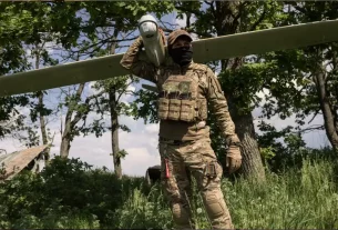 Член ударного підрозділу «Лава» з розвідувальним БПЛА «Лелека»