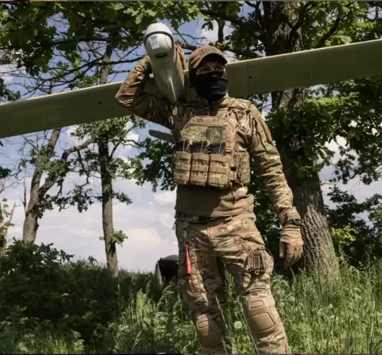 Член ударного підрозділу «Лава» з розвідувальним БПЛА «Лелека»