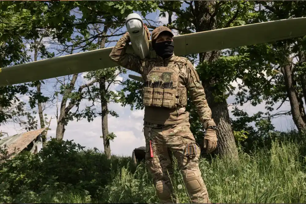 Член ударного підрозділу «Лава» з розвідувальним БПЛА «Лелека»