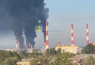 Нафтопереробний завод у Новокубишевську в Самарській області, що загорівся внаслідок авіаудару України