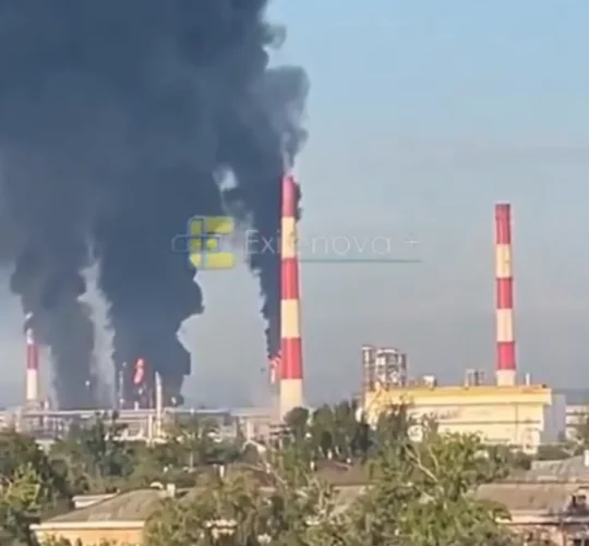 Нафтопереробний завод у Новокубишевську в Самарській області, що загорівся внаслідок авіаудару України