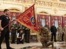 Президент України Володимир Зеленський (ліворуч) вручає військовий прапор підрозділу армії з нагоди Дня піхоти в Залі нагород Маріїнського палацу, 6 травня 2025 року