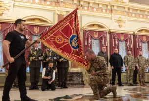Президент України Володимир Зеленський (ліворуч) вручає військовий прапор підрозділу армії з нагоди Дня піхоти в Залі нагород Маріїнського палацу, 6 травня 2025 року