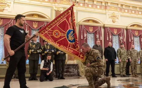 Президент України Володимир Зеленський (ліворуч) вручає військовий прапор підрозділу армії з нагоди Дня піхоти в Залі нагород Маріїнського палацу, 6 травня 2025 року