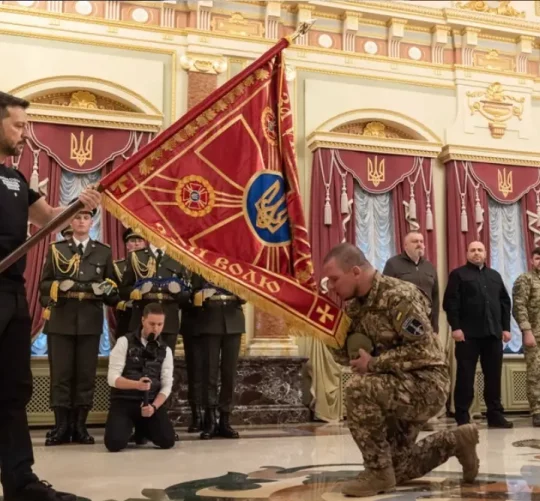 Президент України Володимир Зеленський (ліворуч) вручає військовий прапор підрозділу армії з нагоди Дня піхоти в Залі нагород Маріїнського палацу, 6 травня 2025 року
