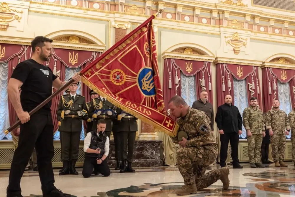 Президент України Володимир Зеленський (ліворуч) вручає військовий прапор підрозділу армії з нагоди Дня піхоти в Залі нагород Маріїнського палацу, 6 травня 2025 року