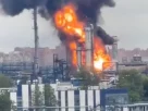 Фото з відео, опублікованого в соціальних мережах, 16 червня 2026 року в Москві з об’єкта нафтопереробного заводу піднімаються полум’я та дим після атаки українського дрона