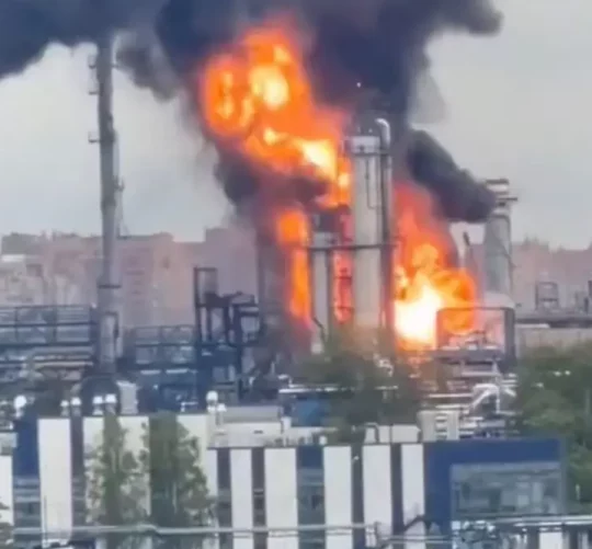 Фото з відео, опублікованого в соціальних мережах, 16 червня 2026 року в Москві з об’єкта нафтопереробного заводу піднімаються полум’я та дим після атаки українського дрона