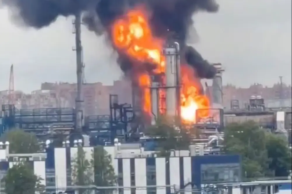 Фото з відео, опублікованого в соціальних мережах, 16 червня 2026 року в Москві з об’єкта нафтопереробного заводу піднімаються полум’я та дим після атаки українського дрона