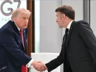Президент Дональд Трамп тисне руку президенту Еммануелю Макрону під час саміту G7 в Евіані 17 червня