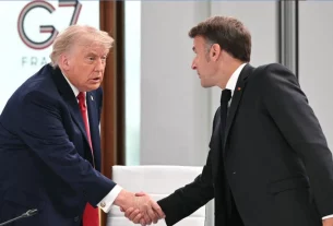 Президент Дональд Трамп тисне руку президенту Еммануелю Макрону під час саміту G7 в Евіані 17 червня