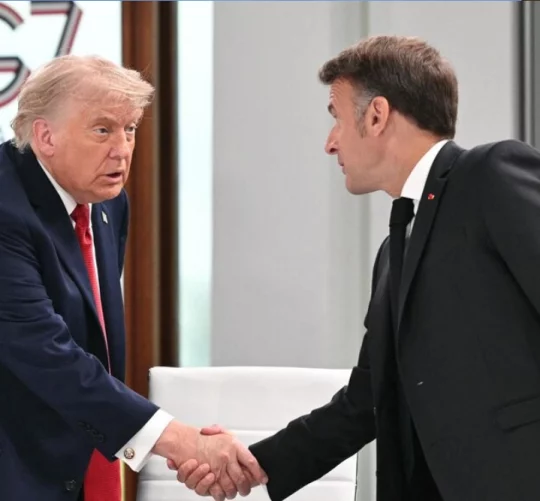 Президент Дональд Трамп тисне руку президенту Еммануелю Макрону під час саміту G7 в Евіані 17 червня